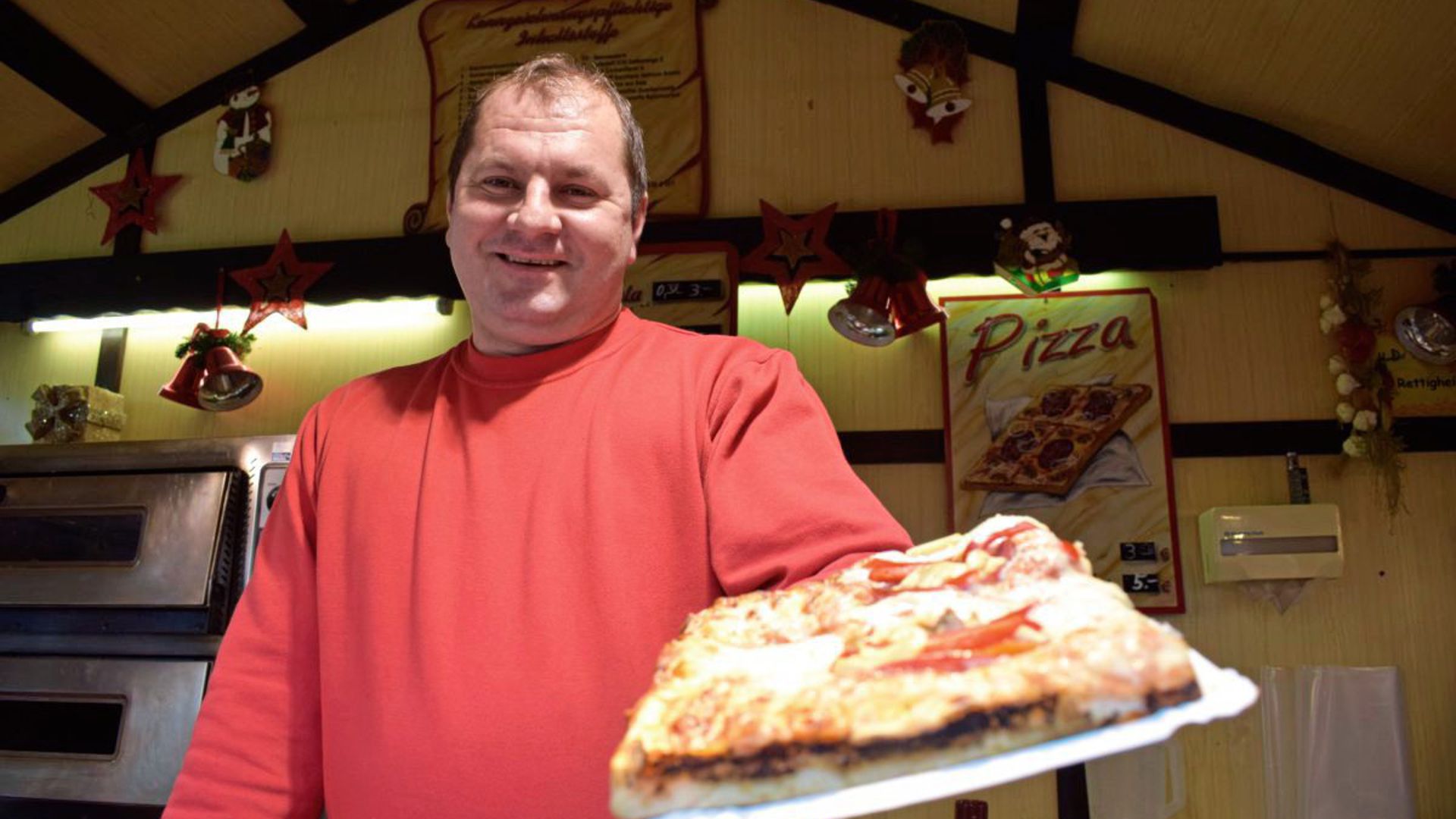 Roland Metz verkauft Pizzen auf dem Marktplatz. Er ist sehr zufrieden mit der bisherigen Bilanz.