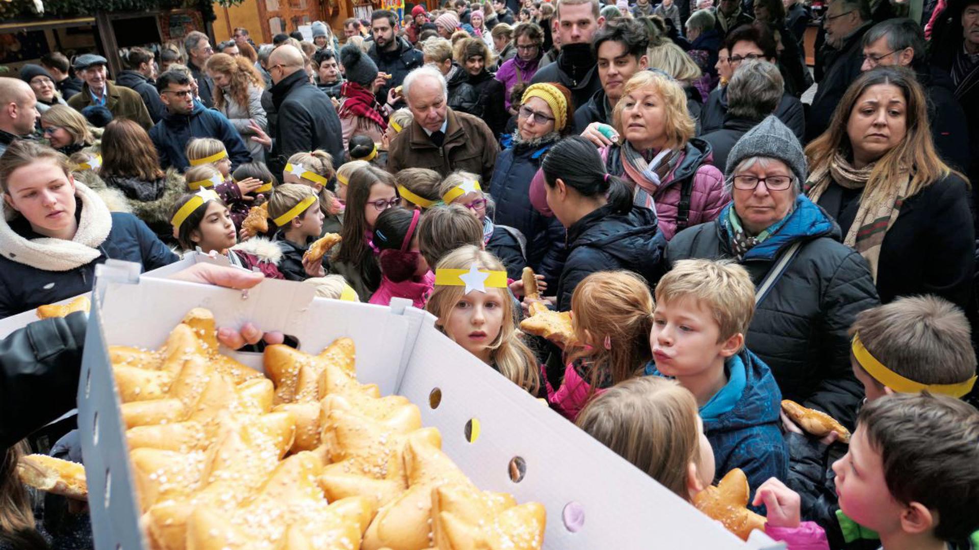 Dambedeis gab es für die Kinder bei der Eröffnung des Sternlesmarktes in der Ettlinger Altstadt.