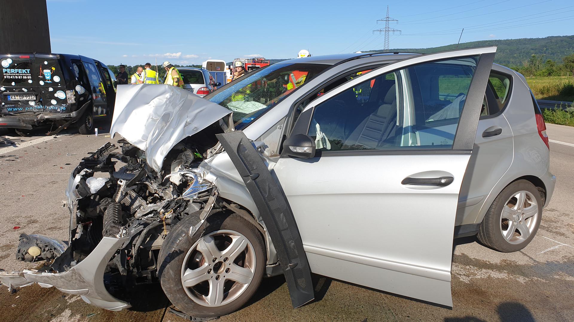 Mindestens vier Menschen wurden bei einem Unfall auf der A5 bei Malsch verletzt.