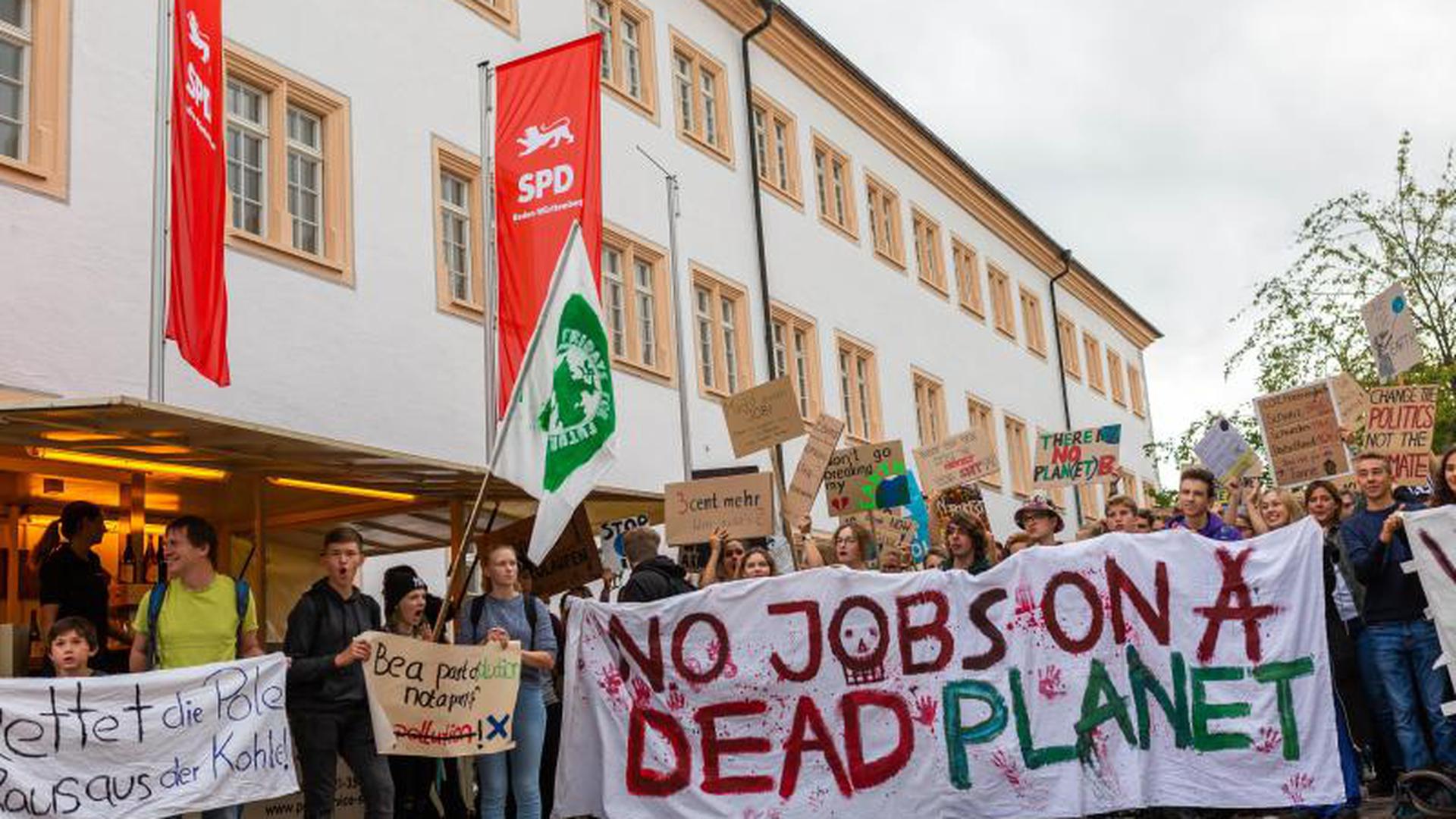 Demonstranten protestieren im Vorfeld der SPD-Regionalkonferenz