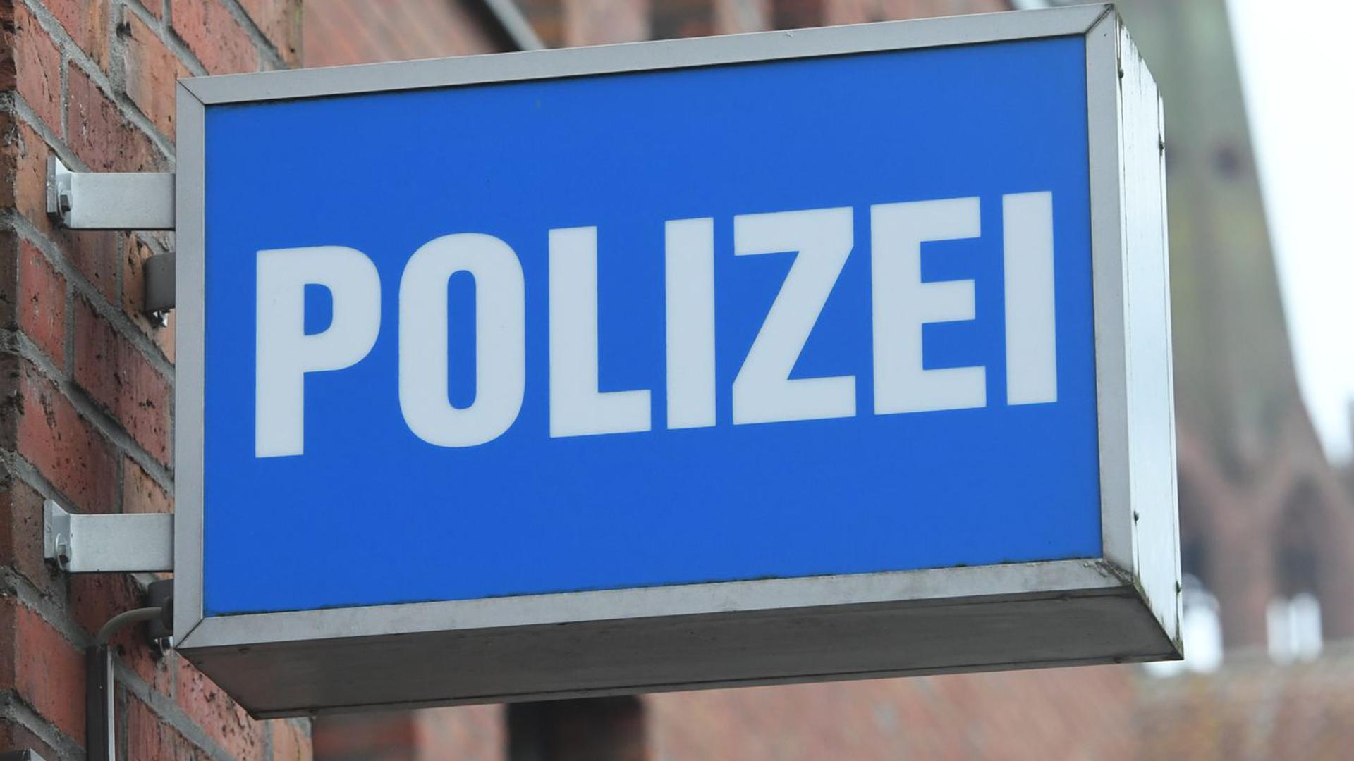 Ein Schild mit dem Schriftzug „Polizei“ hängt an einer Polizeiwache.