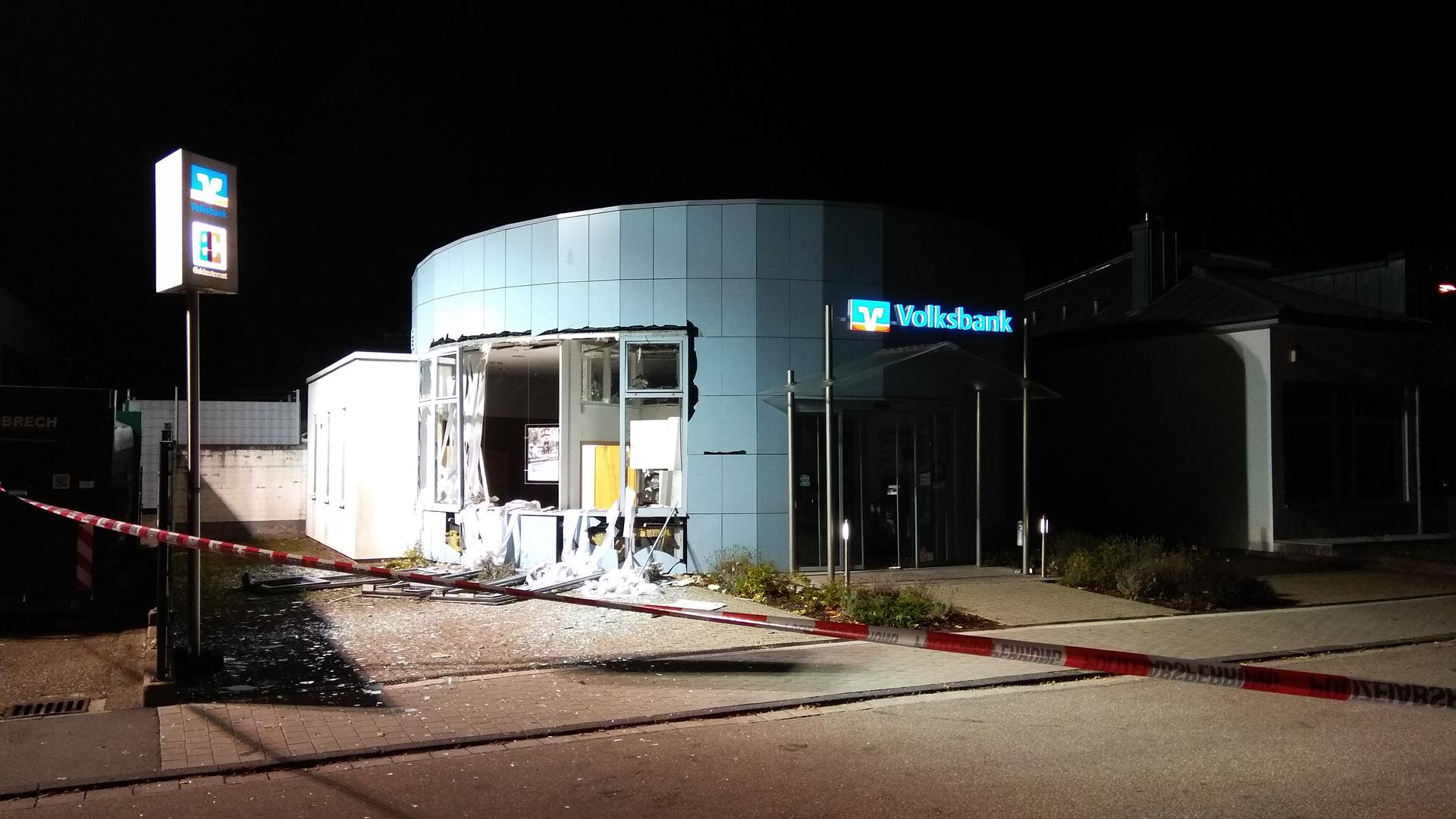 Wand herausgesprengt: Bei der Explosion entstand in der Nacht auf Montag immenser Schaden an der Volksbank-Filiale in Ettlingen-West.