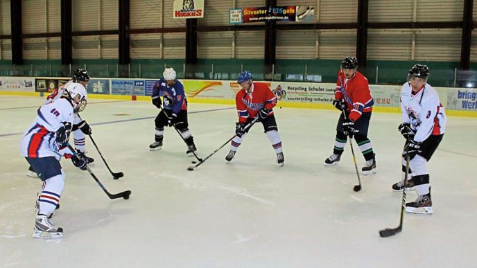 Hoffen auch weiterhin ihren Sport im Eistreff ausüben zu können: Eishockeyspieler des ERC Waldbronn.