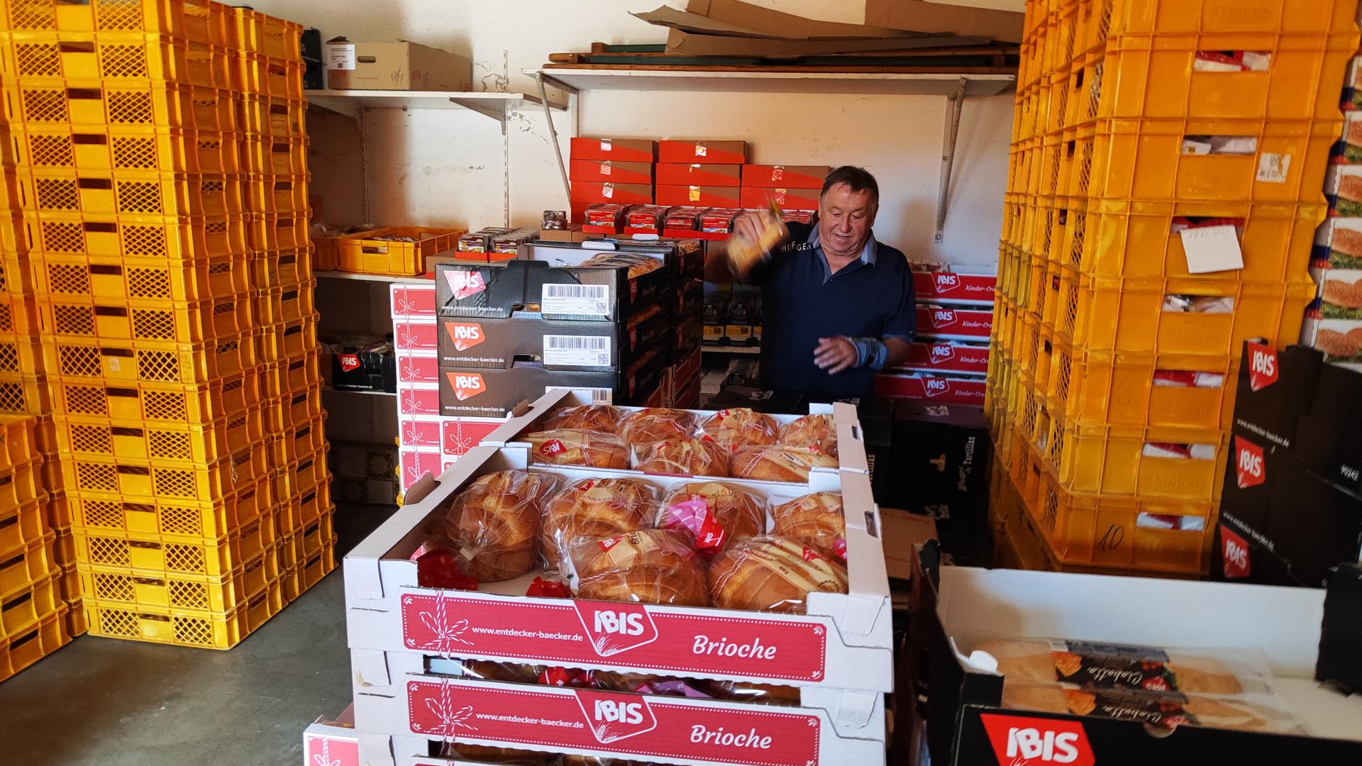 Brotgroßhändler Dietmar Reiser inmitten von Ware