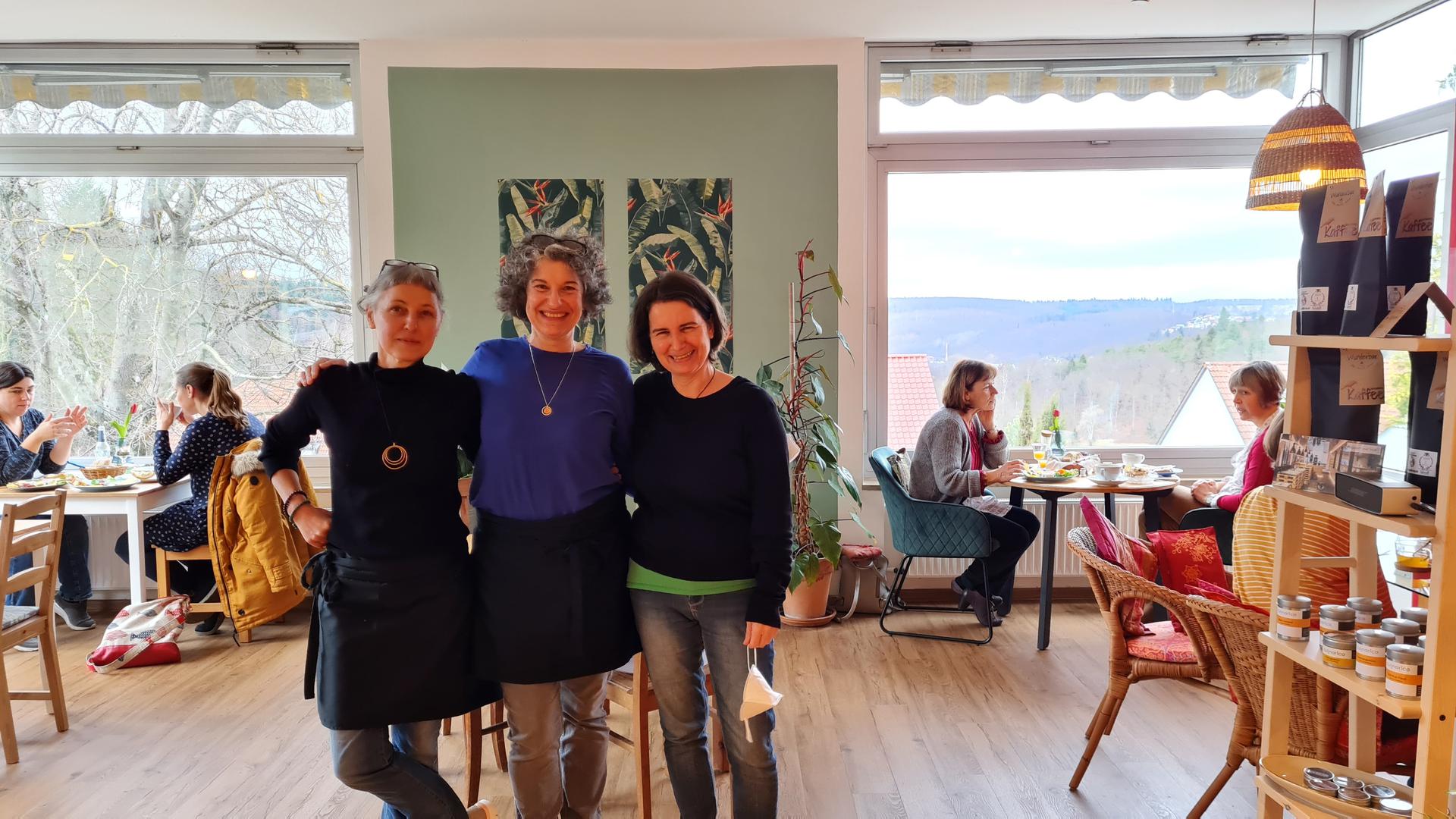 Drei Frauen in einem Café
