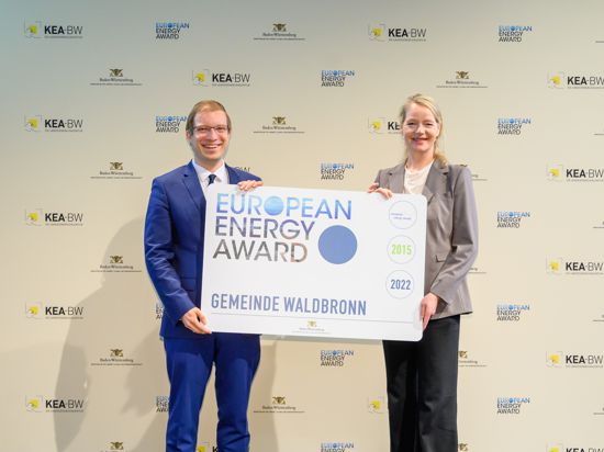 Die baden-württembergische Umweltministerin Thekla Walker übergibt den European Energy Award an Waldbronns Bürgermeister Christian Stalf. 