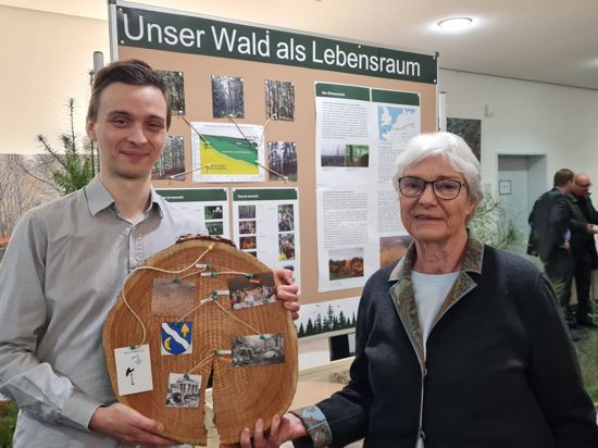 Gemeindearchivar Frank Heinrich und Ideengeberin Ingeborg Jörg bei der Eröffnung der Ausstellung „Unser Wald“ im Foyer des Waldbronner Rathauses.