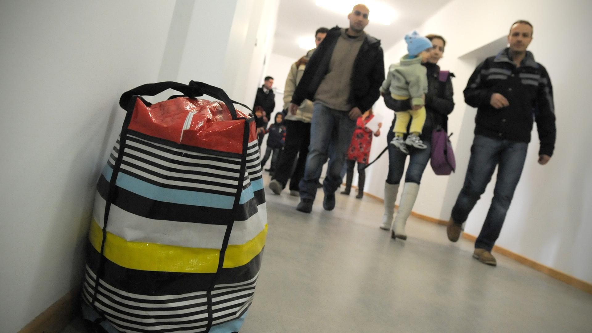 ARCHIV - Flüchtlinge beziehen die Oderland Kaserne, aufgenommen am 18.12.2013 in Frankfurt/Oder (Brandenburg). Foto: Oliver Mehlis/dpa (zu dpa «Brandenburg: Zahl der Asylbewerber hat sich seit 2012 verdoppelt» vom 18.09.2014) +++(c) dpa - Bildfunk+++