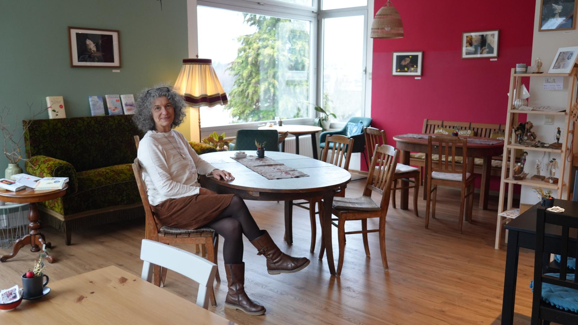 Karin Wenz sitzt im Café Wunderbar in Waldbronn an einem Tisch