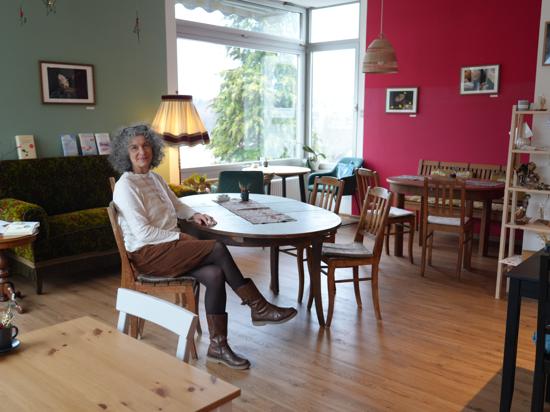 Karin Wenz sitzt im Café Wunderbar in Waldbronn an einem Tisch
