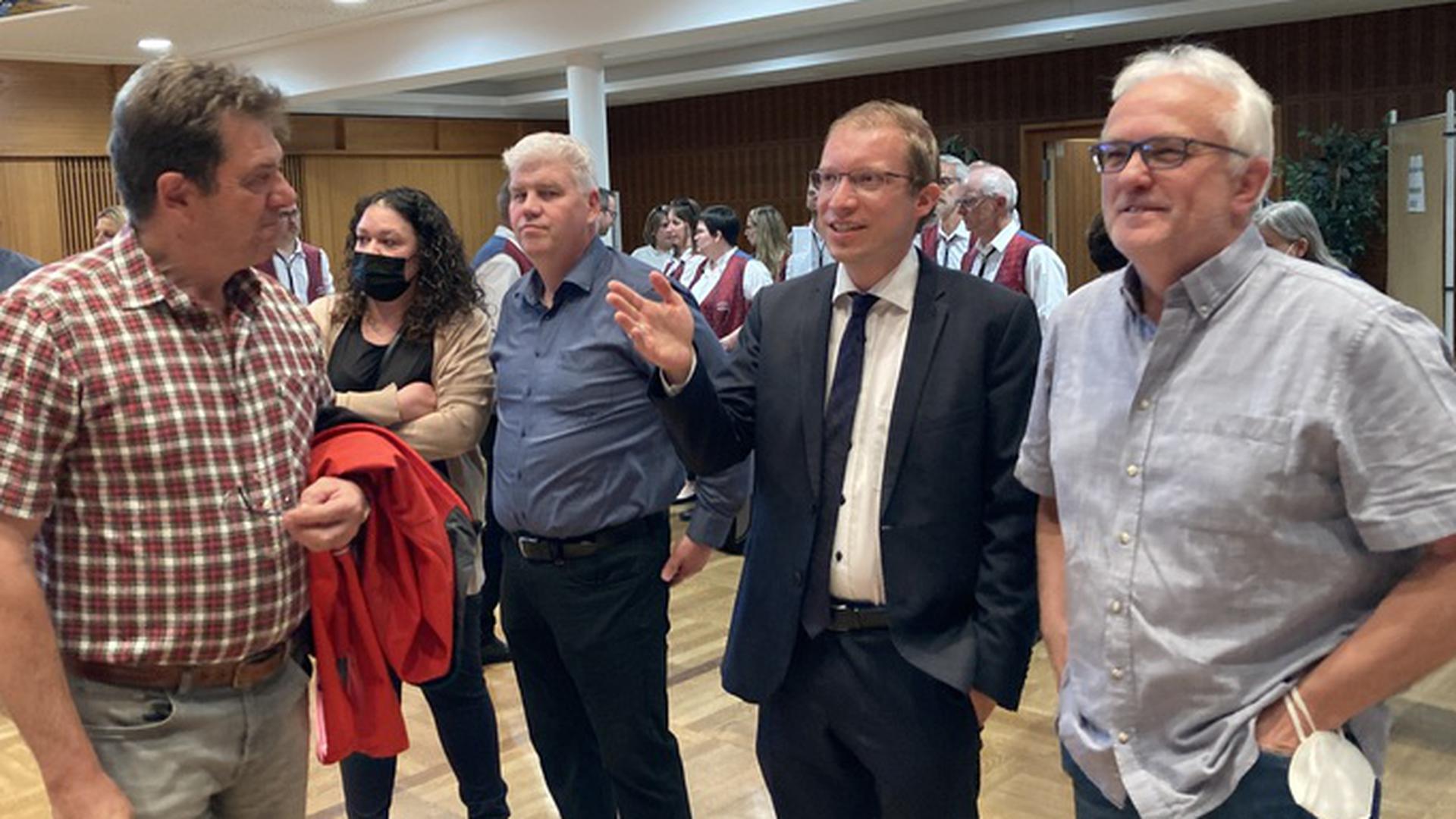 In gespannter Erwartung: Christian Stalf (zweiter von rechts) vor Bekanntgabe des Ergebnisses der Bürgermeisterwahl in Waldbronn. im ersten Wahlgang lag er hauchdünn vorn.