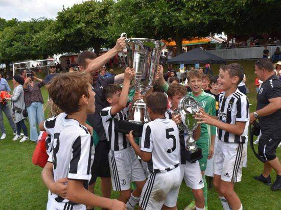 Italienische Nachwuchstalente im Glück gab es vergangenes Jahr bei der Champions Trophy, als die Fußballer von Juventus Turin den großen Pokal holten.