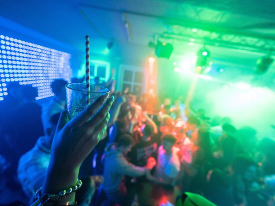 Menschen feiern im Mega Discostadl. Ab dem 4. März dürfen Tanzlokale, Clubs und Diskotheken mit der 2G-plus-Regel wieder öffnen. 