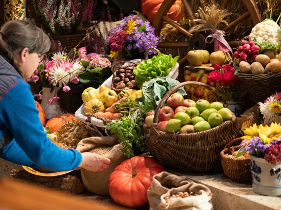 Die St.-Petrus-Kirche in Melle wird für Erntedank mit Obst, Gemüse und Getreide geschmückt. Zu einem ökumenischen Erntedankgottesdienstes wird Bundespräsident Frank-Walter Steinmeier an diesem Sonntag in Ostfriesland erwartet. +++ dpa-Bildfunk +++