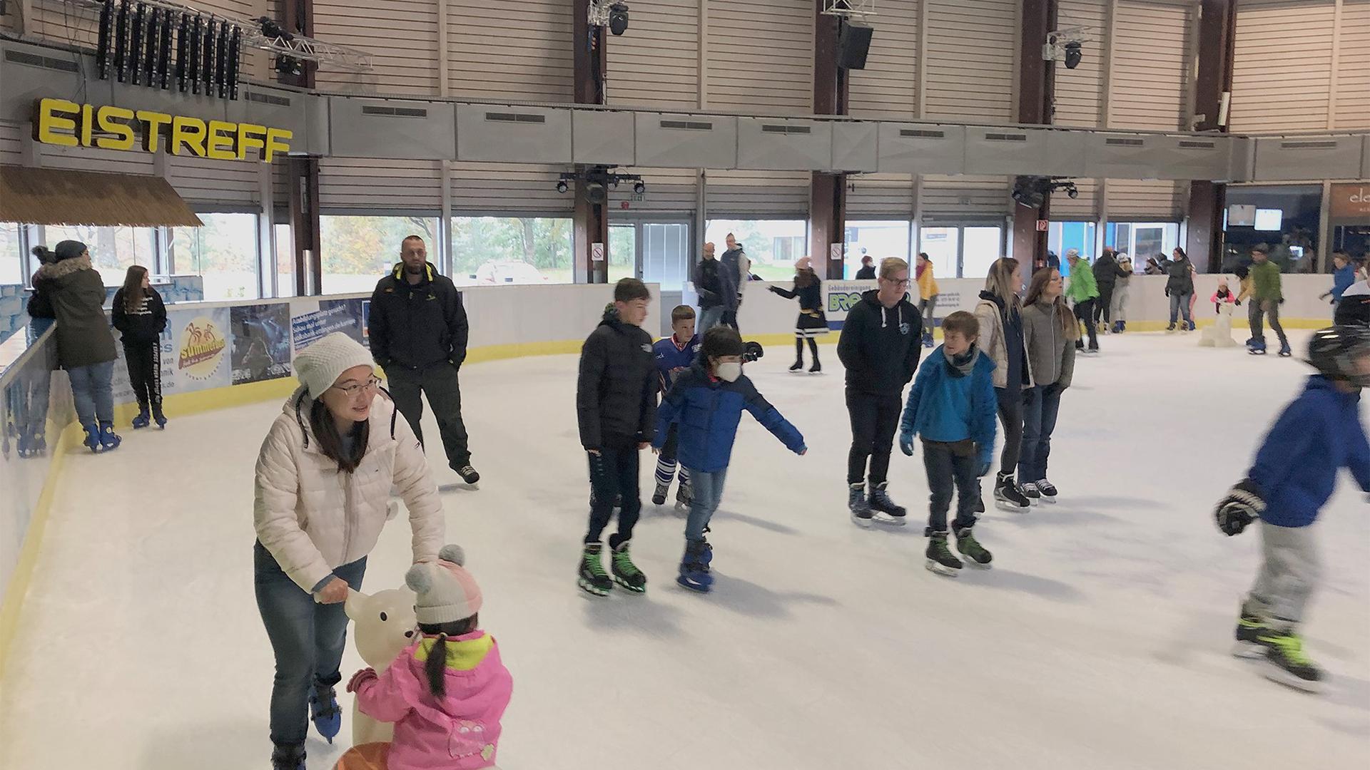 Menschen laufen Eis in der Waldbronner Eislaufhalle