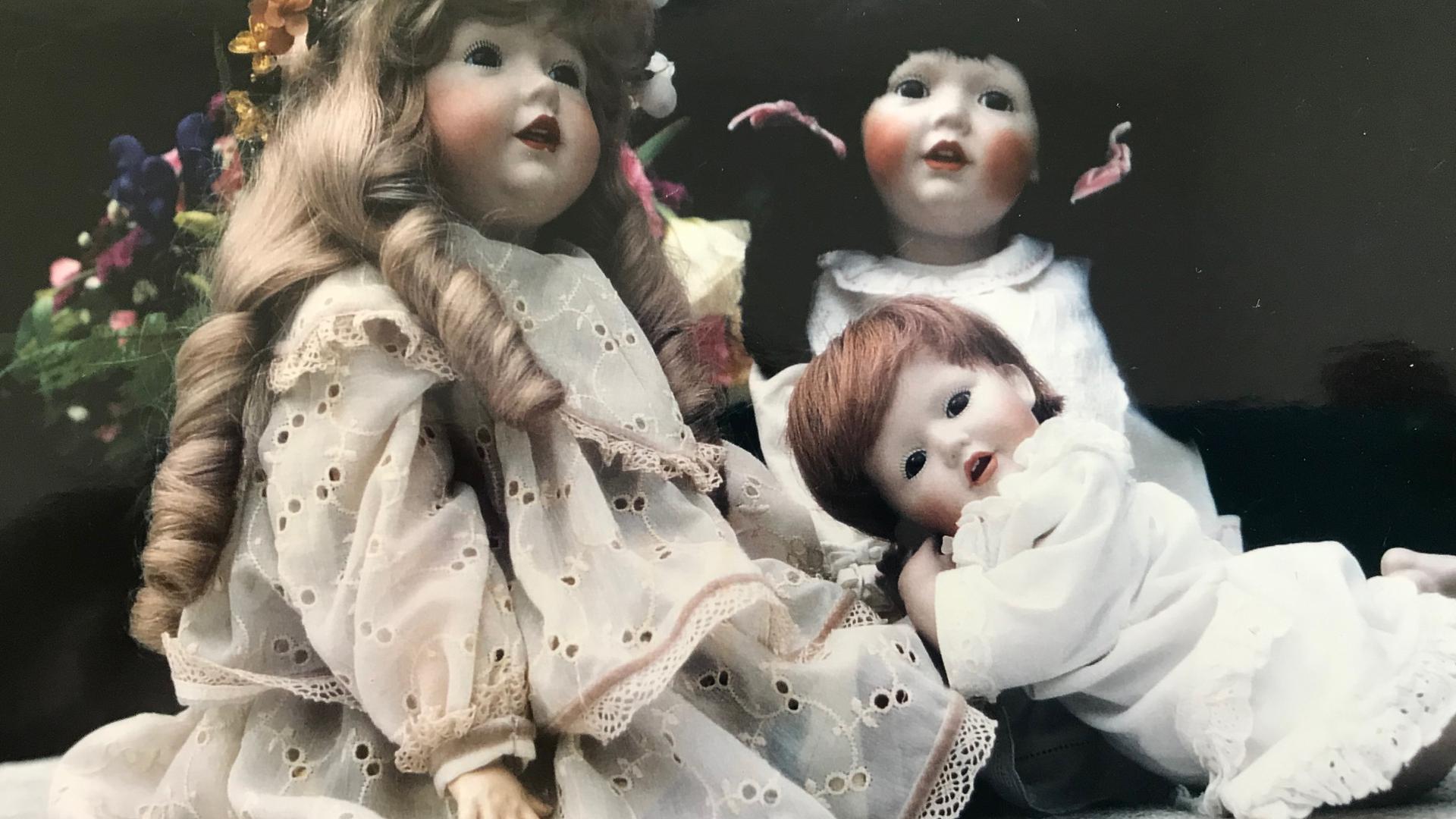 Drei Hildas: Gleich dreifach ist Elke Katzenbergers Lieblingspuppe auf diesem Bild zu sehen: einmal blond, einmal dunkelhaarig und einmal als Baby.