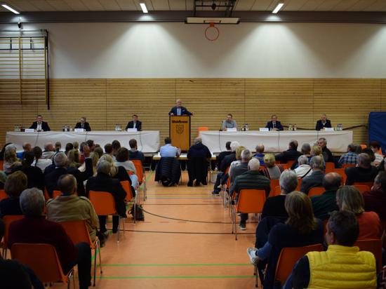 Volles Haus: Zur letzten von drei Kandidatenvorstellungen kamen am Montagabend rund 180 Menschen in die Turnhalle der Anne-Frank-Schule. Noch-Bürgermeister Franz Masino (Mitte) moderierte die Runde.