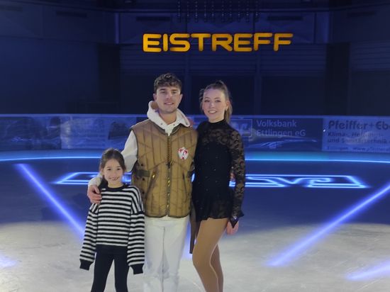 Sänger Mike Singer mit den Waldbronner Eiskunstläuferinnen Christina Kast (rechts) und Olivia Hummel