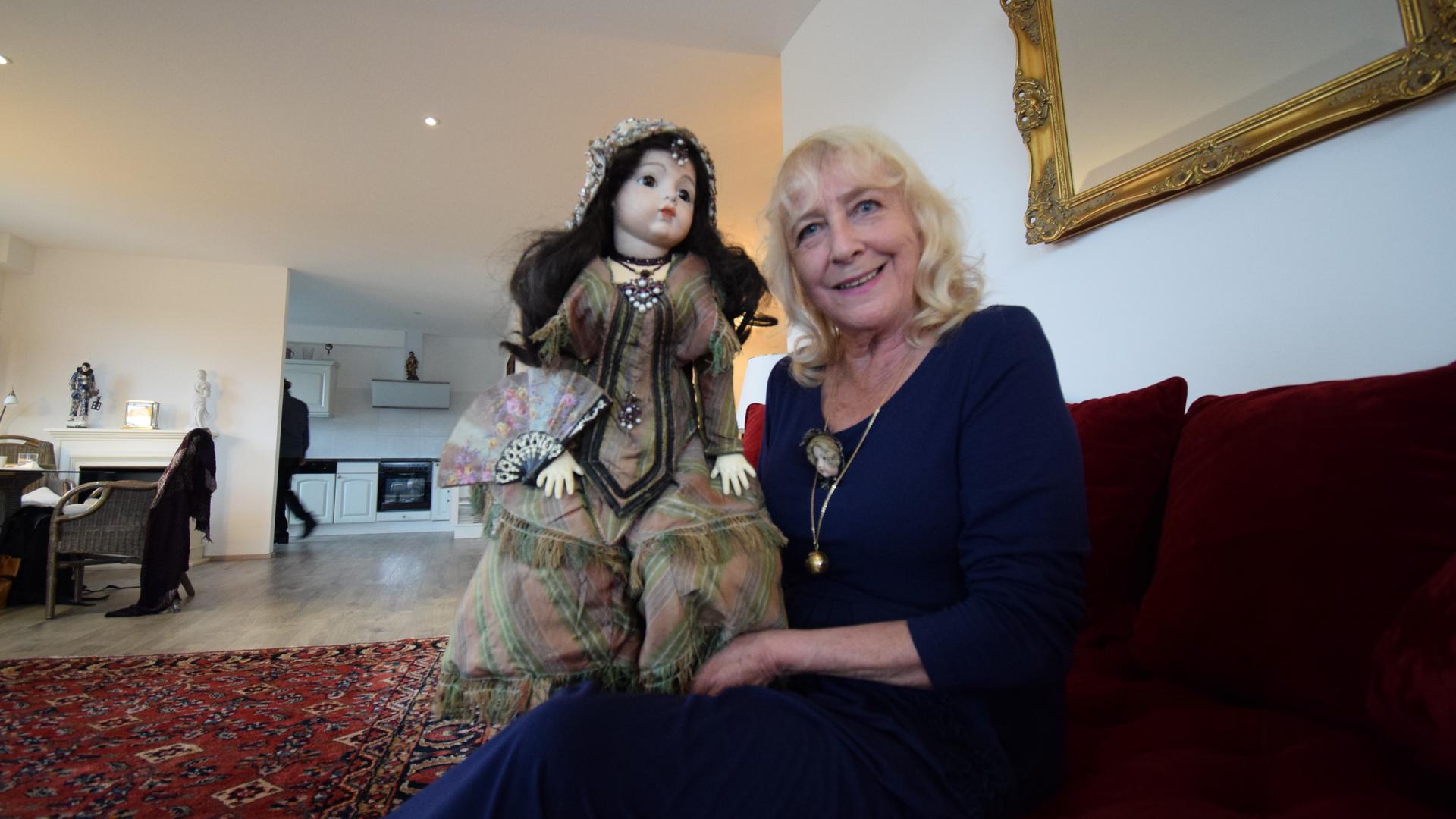 Ihr ein und alles: Elke Katzenberger sitzt mit ihrer Porzellanpuppe „Cosima“ auf dem Sofa in ihrer Wohnung in Waldbronn.