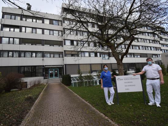 „Ersatzkrankenhaus“: Die Bereichsleiterin Pflege, Dagmar Elbing, und Chefarzt Ewald Höschele stehen vor dem Gesundheitszentrum Waldbronn.