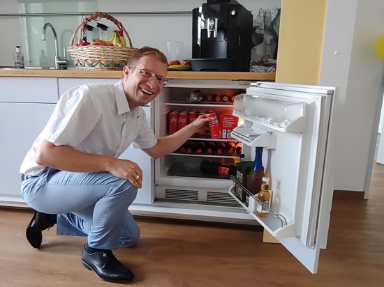 Mann + Kühlschrank + Cola