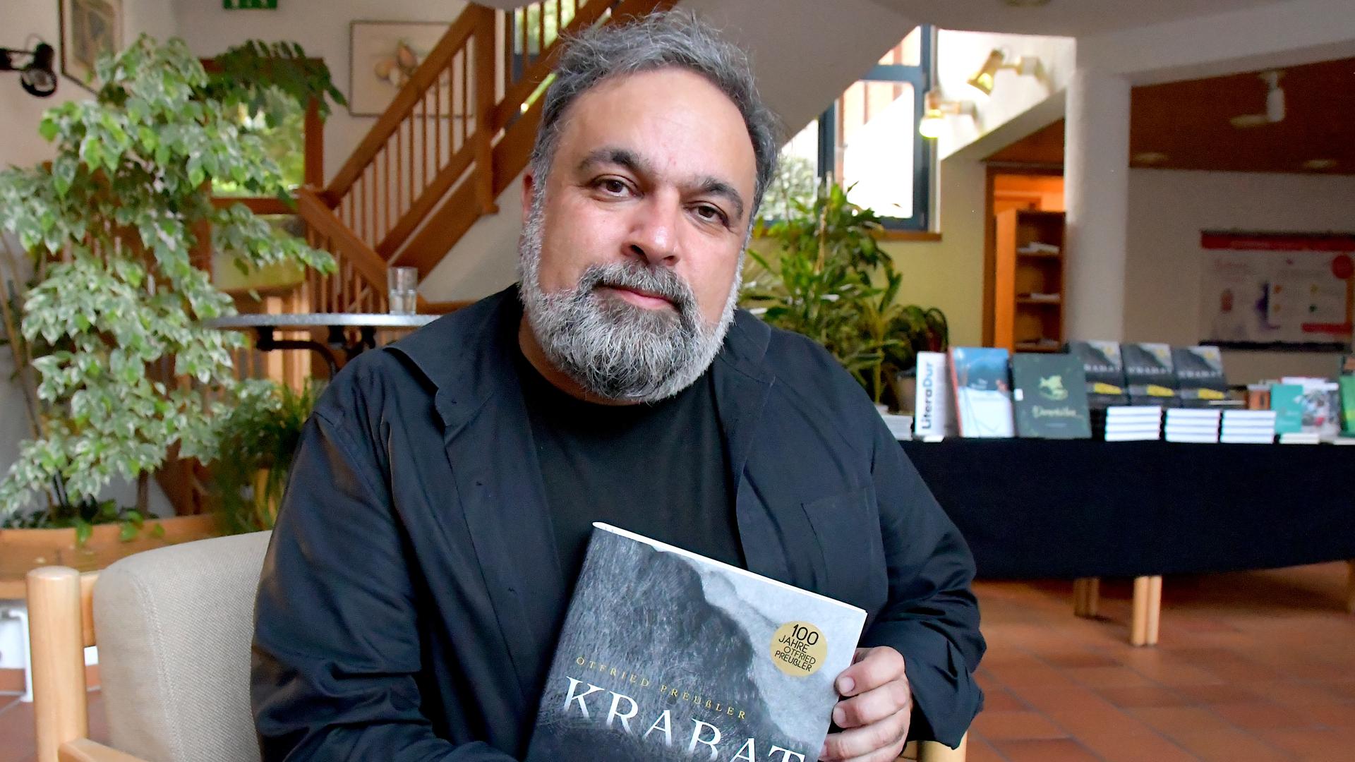 Mehrdad Zaeri hat die neue Ausgabe von Otfried Preußlers großem Roman „Krabat“ illustriert.