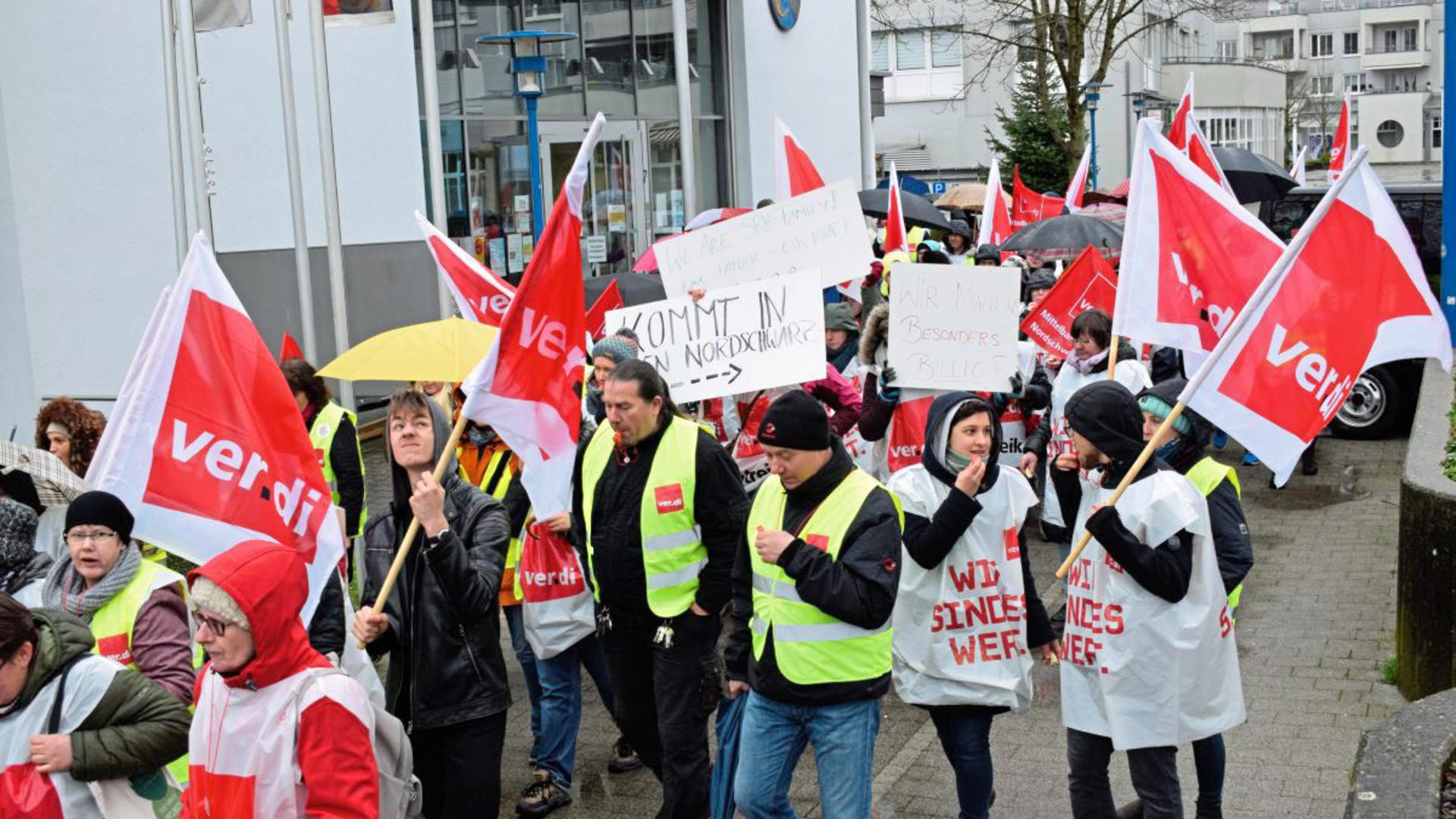 Die 180 Streikenden zogen nach einer Kundgebung am Rathausmarkt zur SRH Klinik in Waldbronn.
