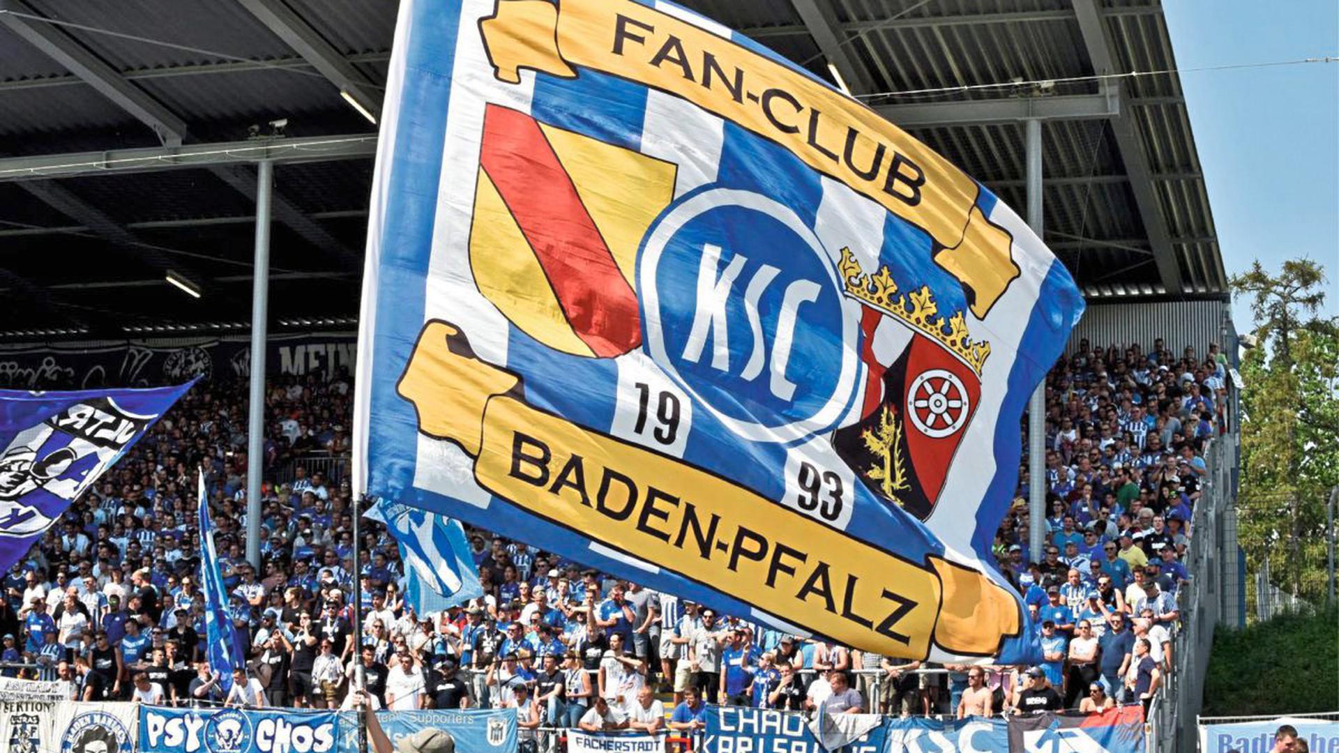 Die Schwenkfahne des Fanclubs Baden-Pfalz im Karlsruher Wildparkstadion.