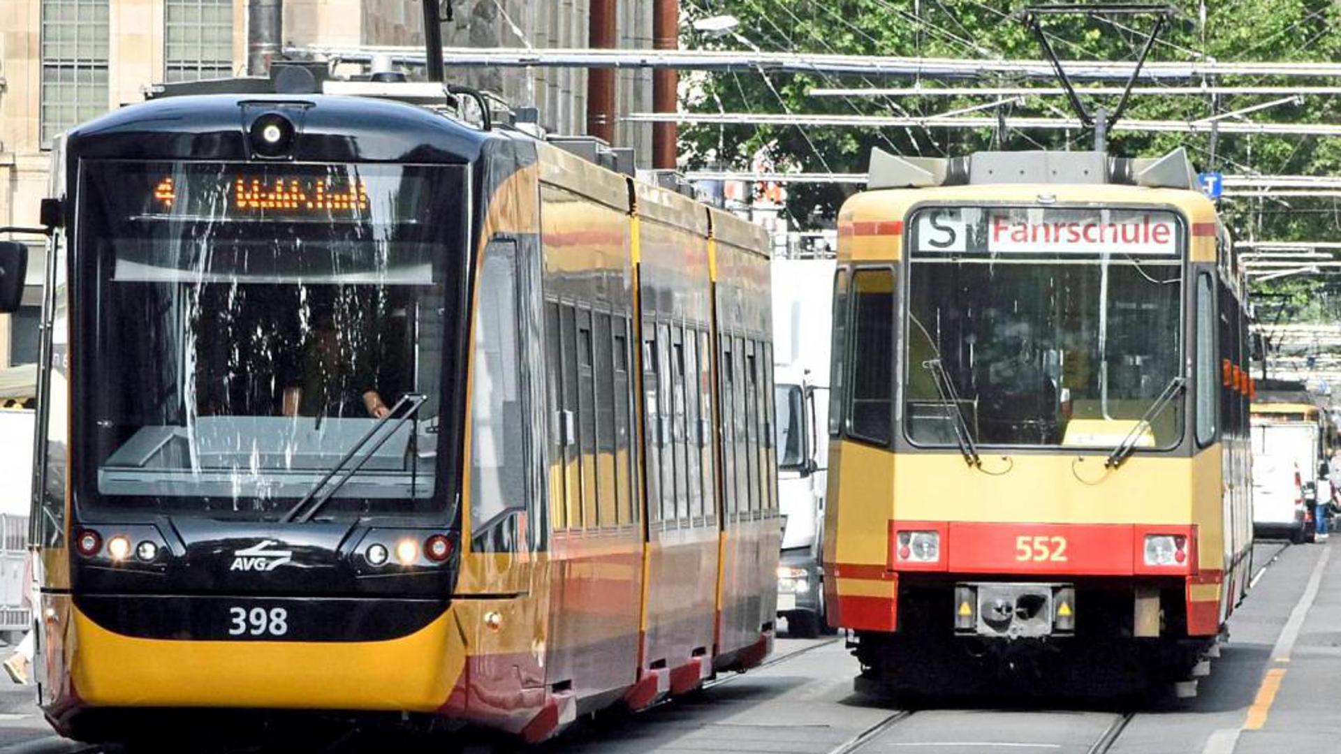 Bei Straßenbahnen in Karlsruhe gibt es aktuell vermehrte Fahrtausfälle wegen eines „temporären Fahrermangels“. Bei der in den zurückliegenden Jahren stark kritisierten AVG sind mittlerweile alle Stellen besetzt.