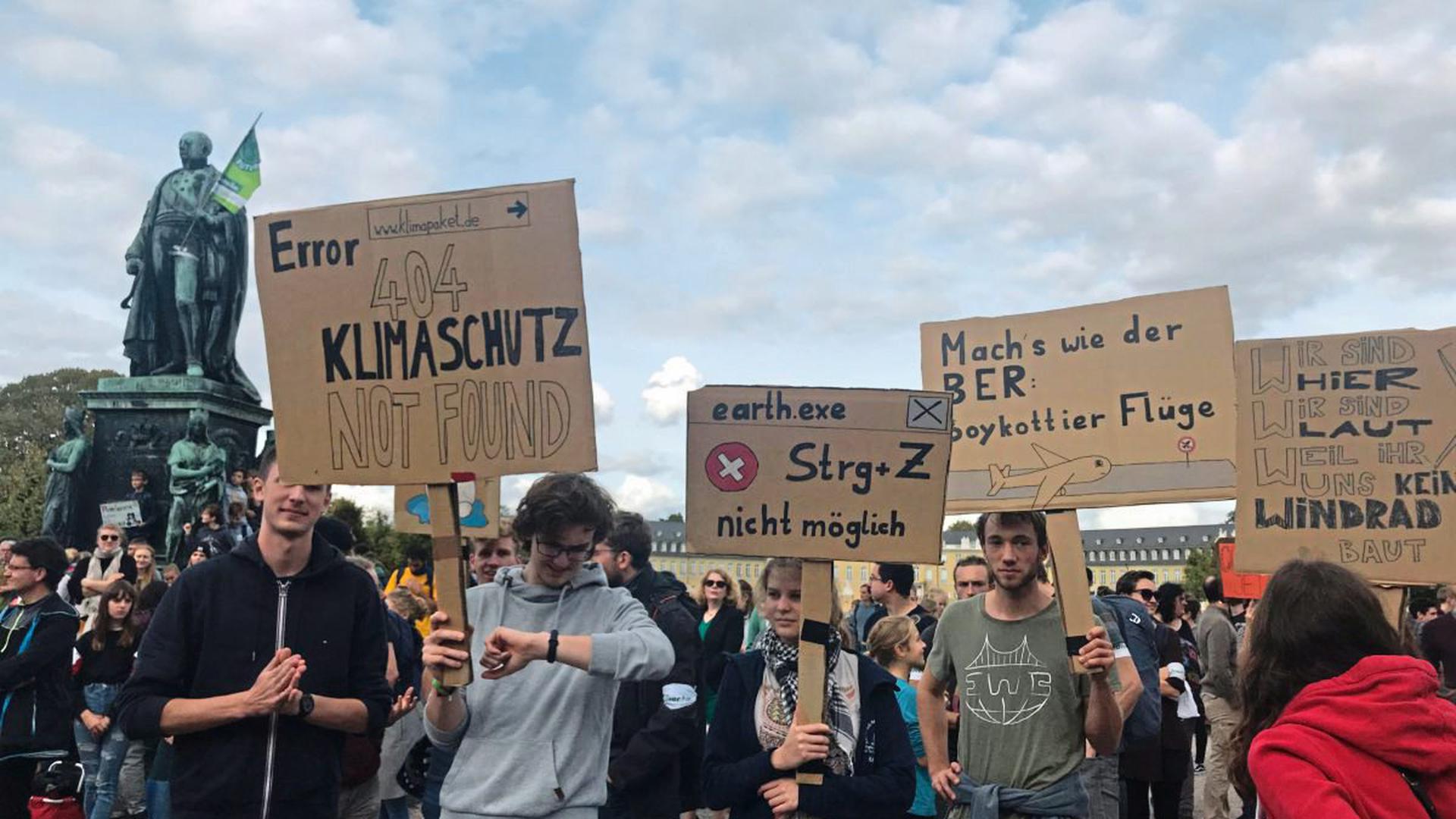 Plakate bei der Kundgebung vor dem Karlsruher Schloss.