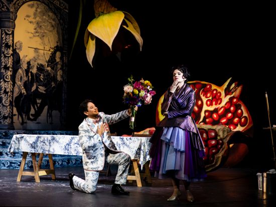 leazar Rodriguez als Belfiore und Kammersängerin Ina Schlingensiepen als Arminda in Mozarts Oper „Die Gärtnerin aus Liebe“, Staatstheater Karlsruhe, Premiere Sept 2021, Wiederaufnahme Saison 22/23.