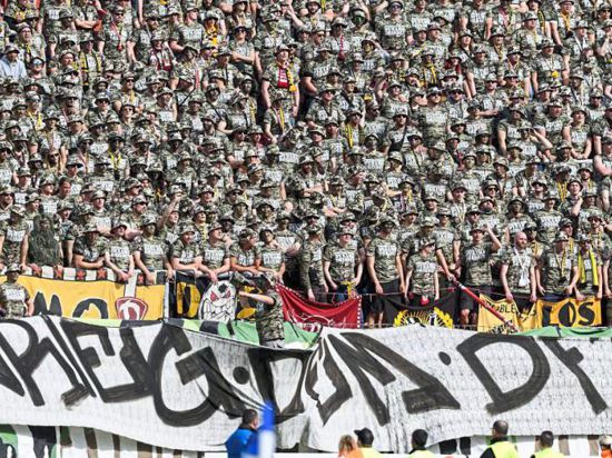 Aufstand gegen den ungeliebten DFB: ynamo-Dresden-Fans beim Gastspiel in Karlsruhe im Mai 2017.