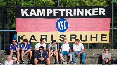Bei KSC- und Deutschland-Spielen ist die Fahne ein treuer Begleiter des KSC-Fanclubs „Kampftrinker Karlsruhe“.
