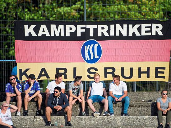 Bei KSC- und Deutschland-Spielen ist die Fahne ein treuer Begleiter des KSC-Fanclubs „Kampftrinker Karlsruhe“.