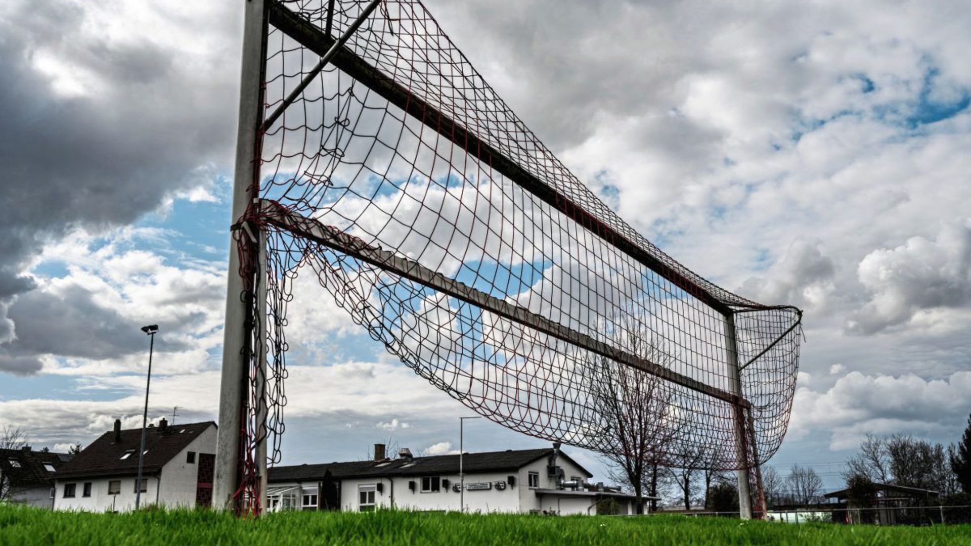 Der leere Fußballplatz des FV Ettlingenweier.