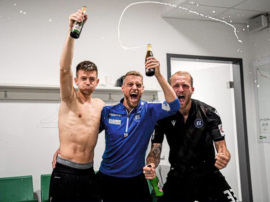 Freude am Ende einer turbulenten Saison: Die KSC-Spieler Marvin Wanitzek (von links), Marc Lorenz und Philipp Hofmann feiern in Fürth den direkten Klassenerhalt.