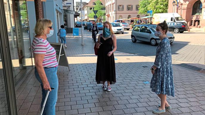 Die Geschwister Wieland treffen ihre Großmutter in Bühl mit ausreichend Abstand auf der Straße. Die Masken haben sie verziert.