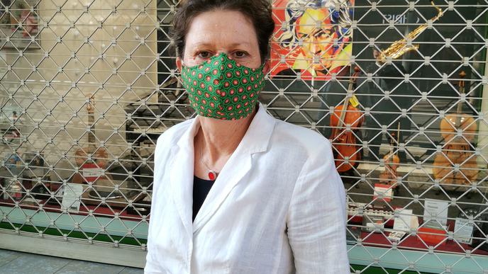 Grün maskiert ist diese Frau in Karlsruhe.
