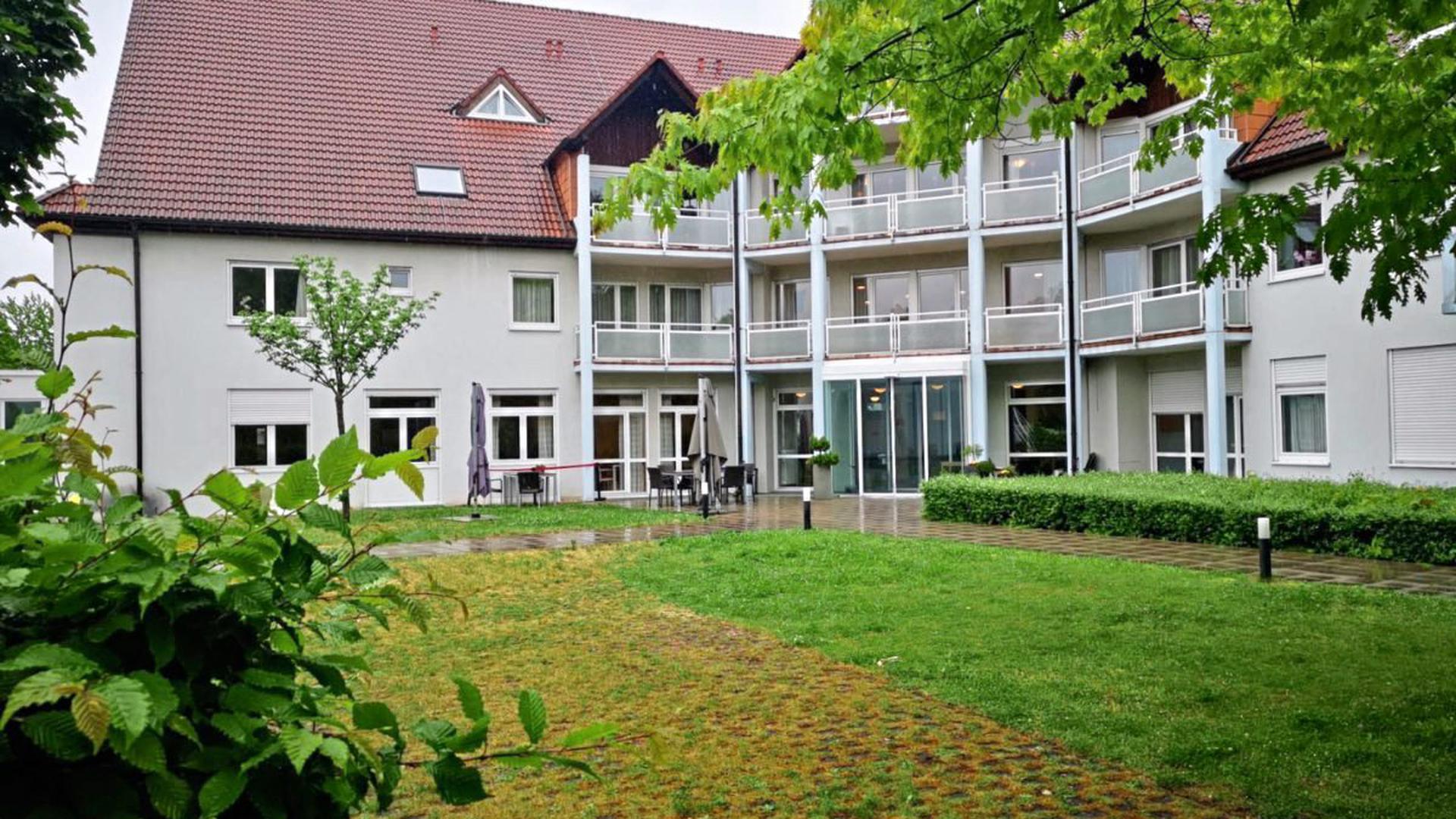 Im Hanne-Landgraf-Haus der AWO Karlsruhe sind angemeldete Besuche hinter Plexiglas schon heute möglich.
