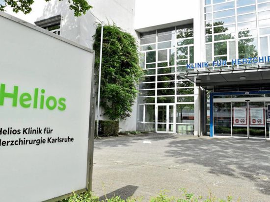 Die Helios-Klinik in Karlsruhe hat den Arzt nach seinem umstrittenen Tweet zunächst beurlaubt und schließlich die Zusammenarbeit beendet.