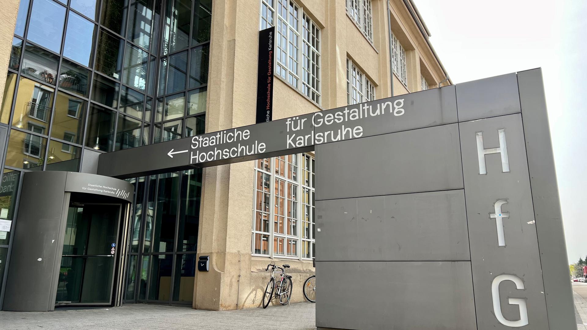 Eingangsbereich der Hochschule für Gestaltung Karlsruhe, 13.04.2022