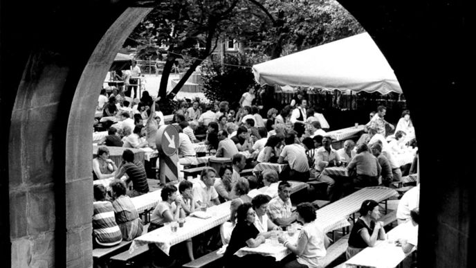 Unterhalb der Brückenbögen findet einmal im Jahr das Hirschbrückenfest statt - wie in dieser Aufnahme aus dem Jahr 1983.