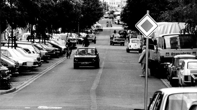 "Rennstrecke" Hirschstraße: Die neu eingeführte Vorfahrtsregelung sorgte im Jahr 1981 für Besorgnis unter Karlsruher Bürgern und Kommunalpolitikern.