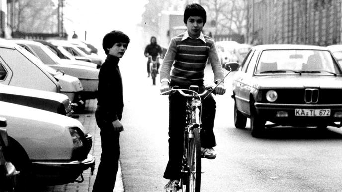 Zu gefährlich für Radfahrer? So schätzte 1980 der Bürgerverein Südweststadt die Parkplatzsituation in der Hirschstraße ein.