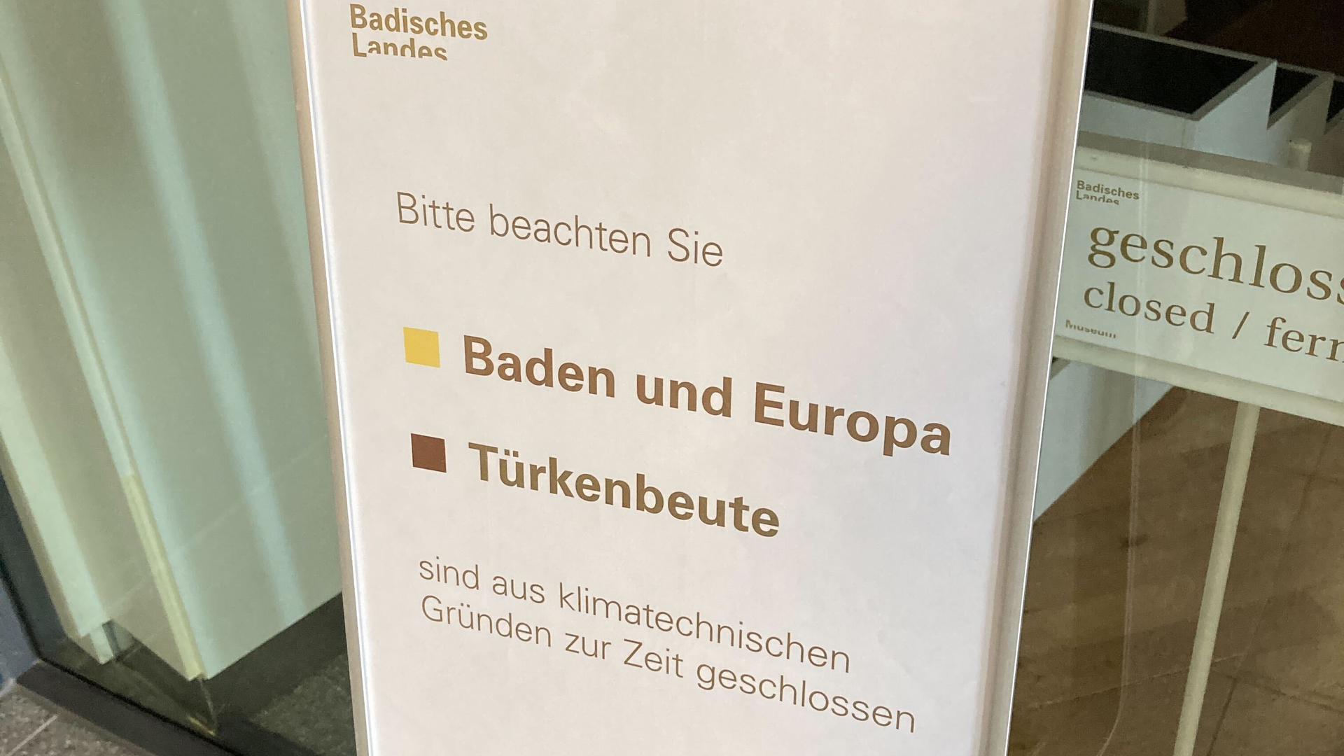 Ein Schild aus dem Landesmuseum Karlsruhe
