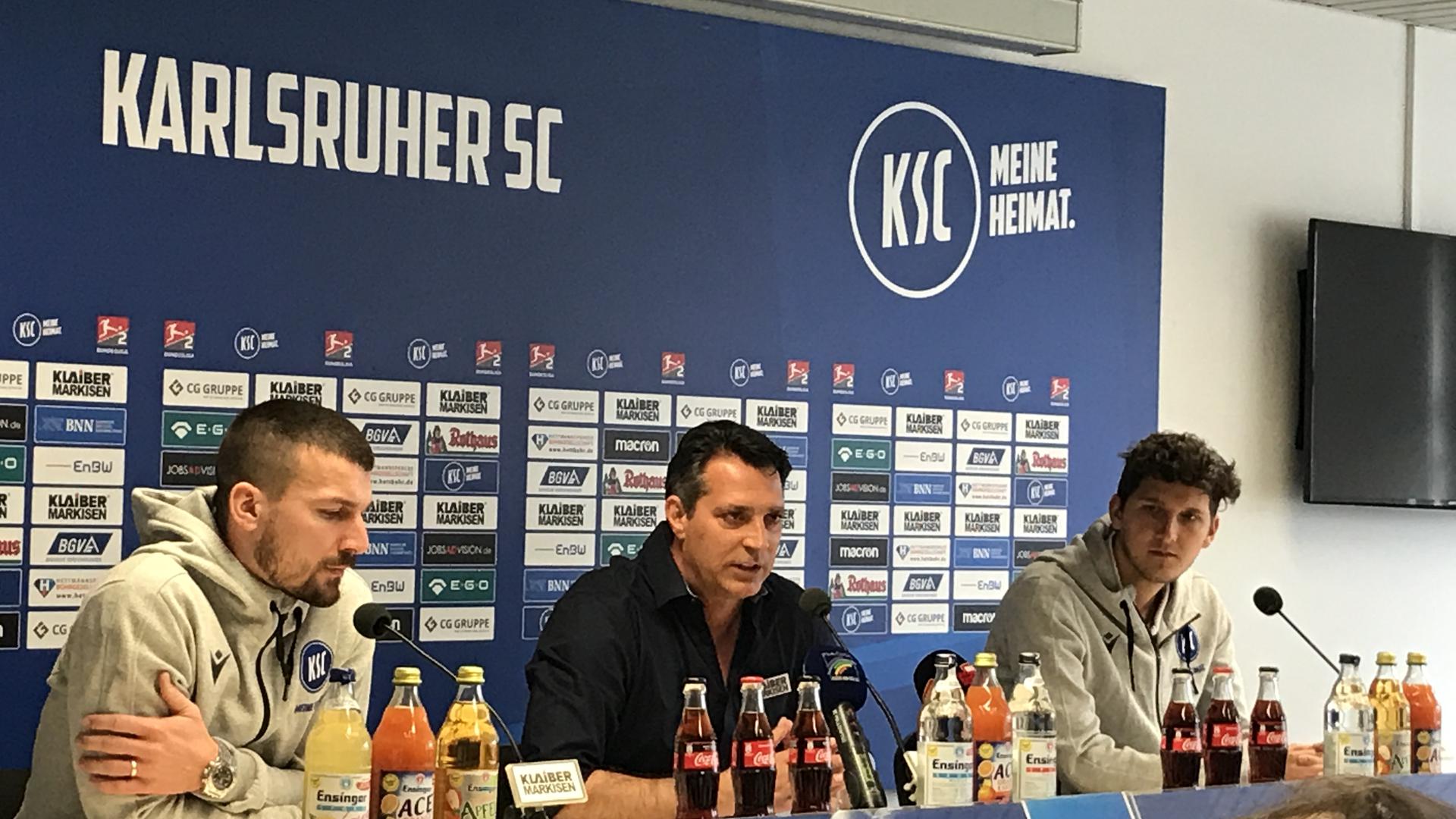 "Ich verkörpere einen anderen Spielstil", sagt der Neue im KSC-Team Jérôme Gondorf (links). In der Mitte Trainer Alois Schwartz. Rechts sitzt KSC-Pressesprecher Florian Kornprobst.