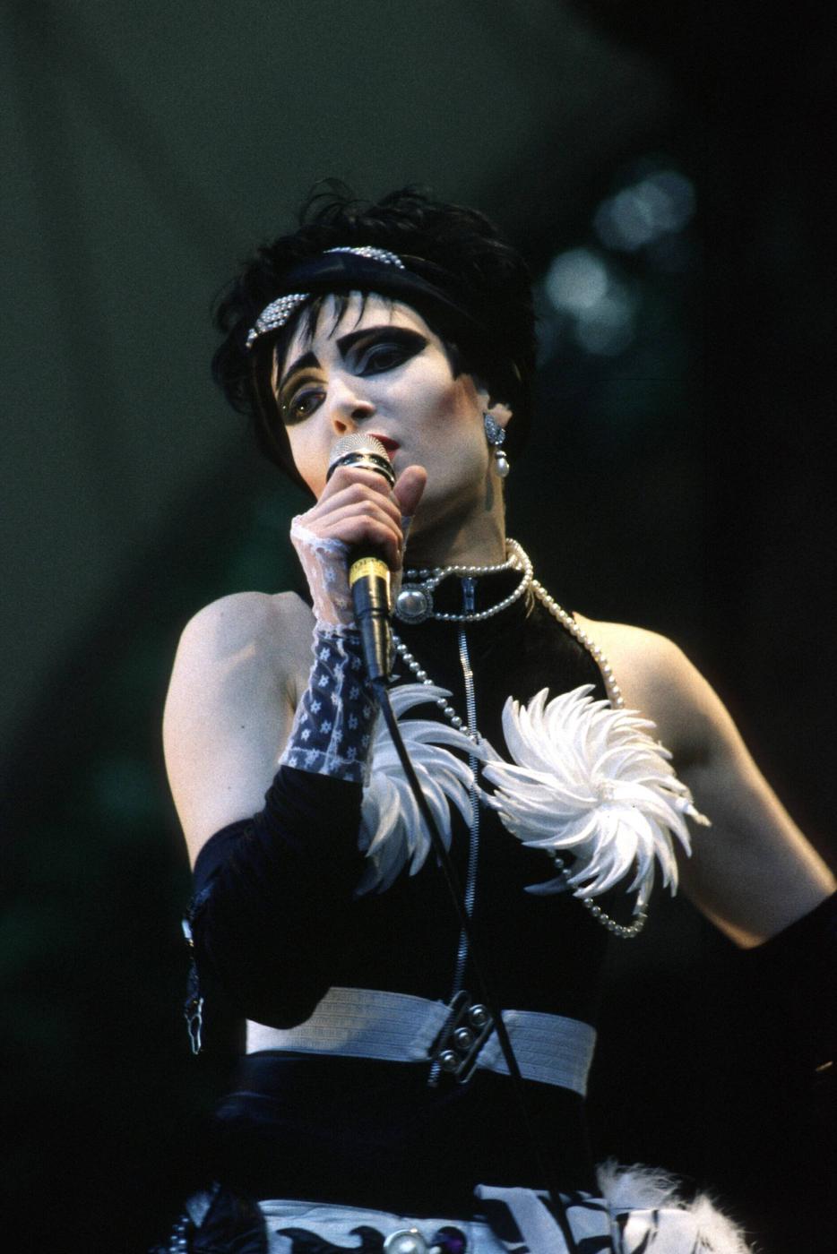 Siouxsie & The Banshees in der Berliner Waldbühne beim Bizarre Festival, Sängerin Siouxsie Sioux in einem schwarz-weißen Outfit