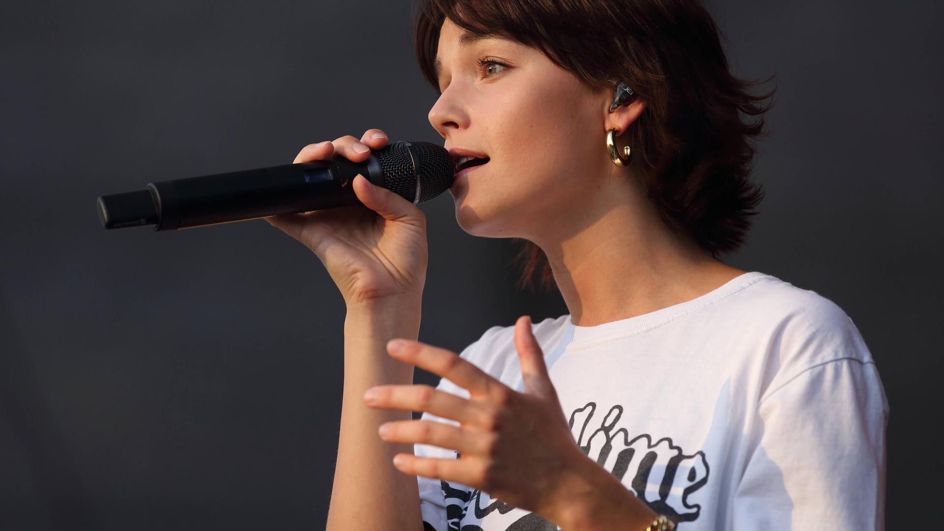 Charlotte Rezbach alias Lotte bei einem Konzert am Waschhaus in Potsdam, 15. Juli 2021. Waschhaus Open Air 