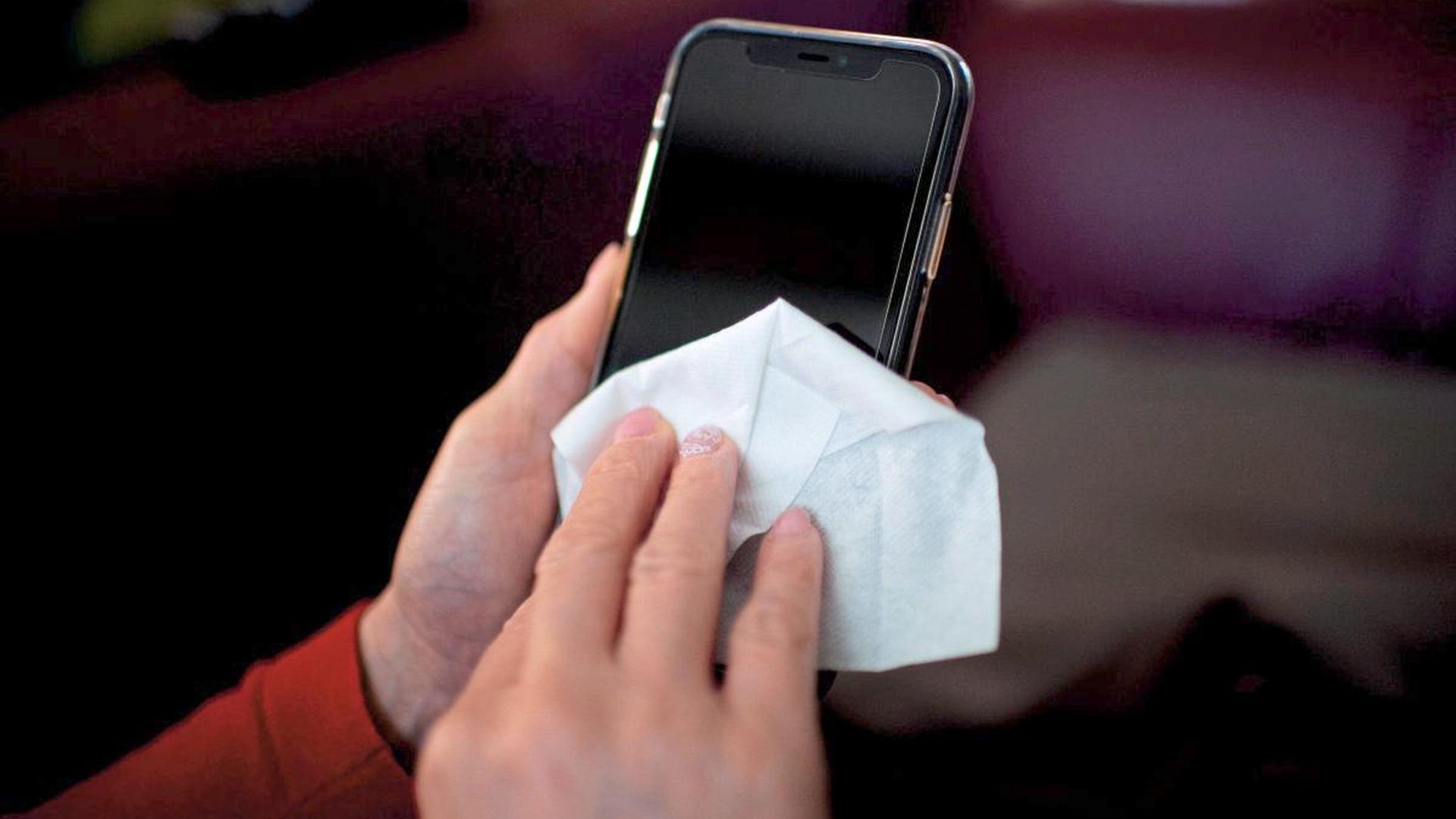 Wegen des Coronavirus ist die Handynutzung nicht ganz unproblematisch, denn über das häufig verschmierte Smartphone gelangen Erreger ruckzuck in die Nähe des Mundes und damit des Rachens.