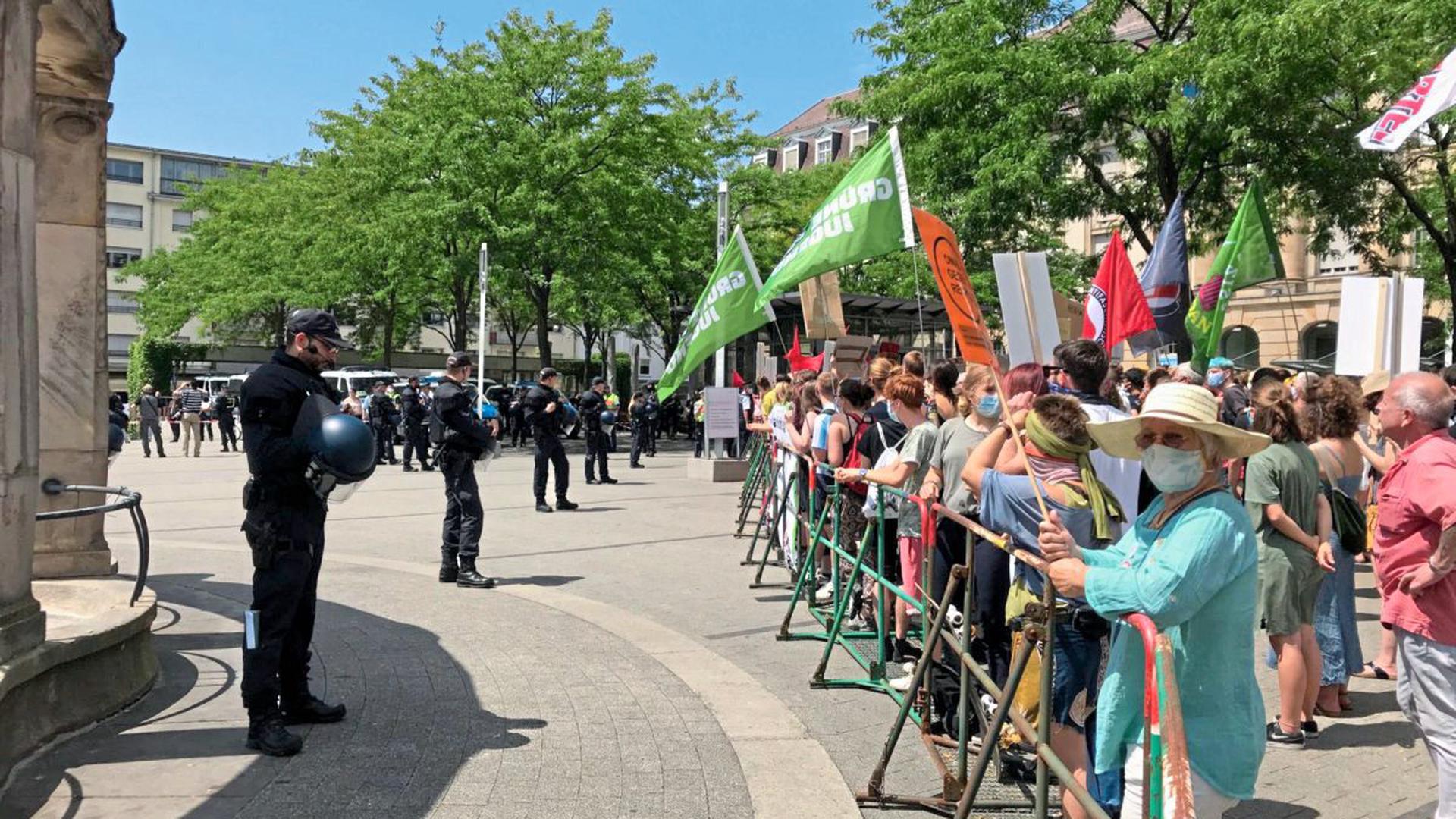 Demos bei bestem Wetter: Zu den beiden Veranstaltungen am Samstagnachmittag am Karlsruher Stephanplatz waren insgesamt rund 450 Demonstranten gekommen.